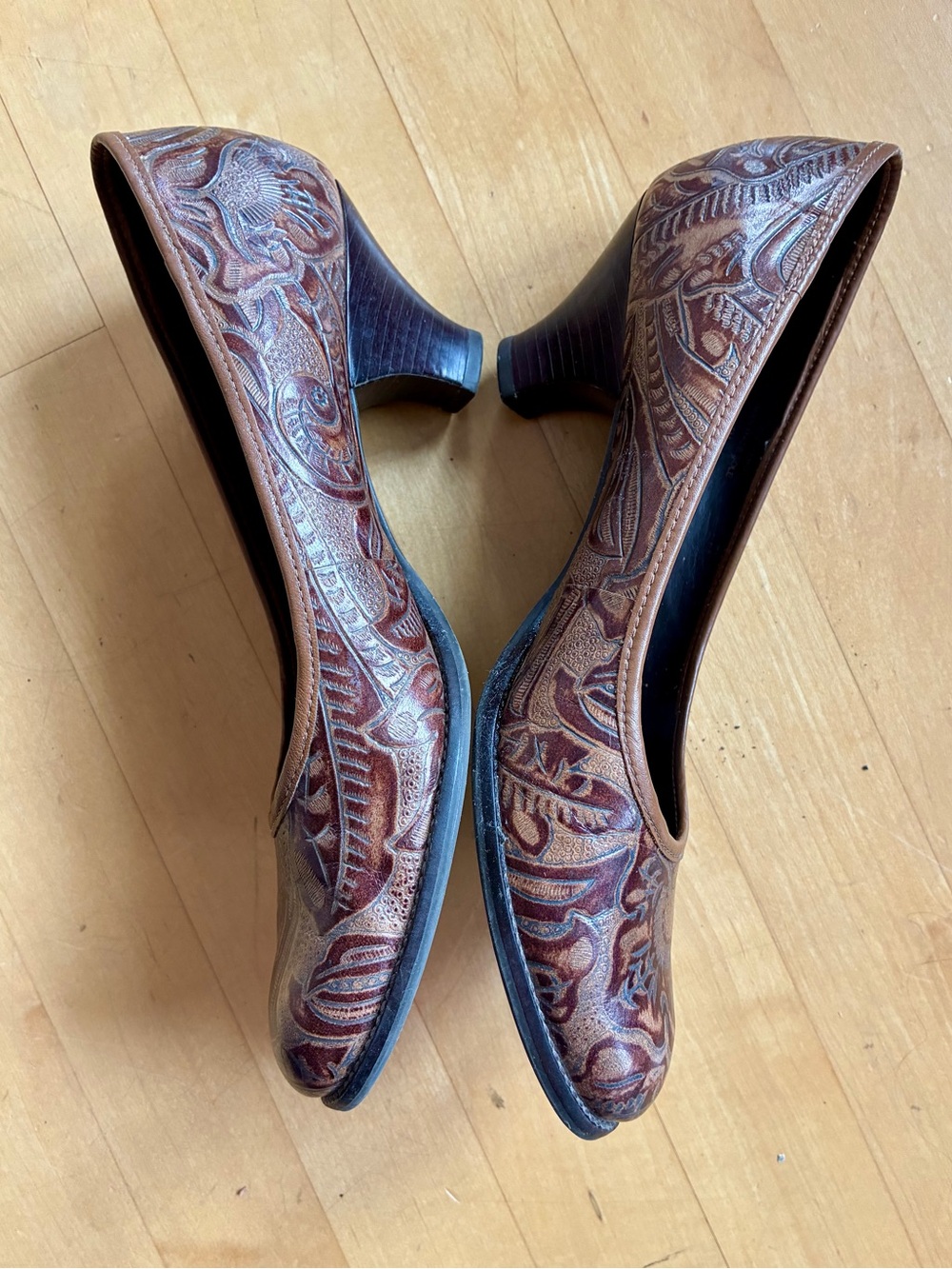 AEROSOLES Brown Embossed Leather Mid Heel Pumps size 9